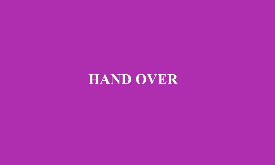Hand Over là gì và cấu trúc cụm từ Hand Over trong câu Tiếng Anh