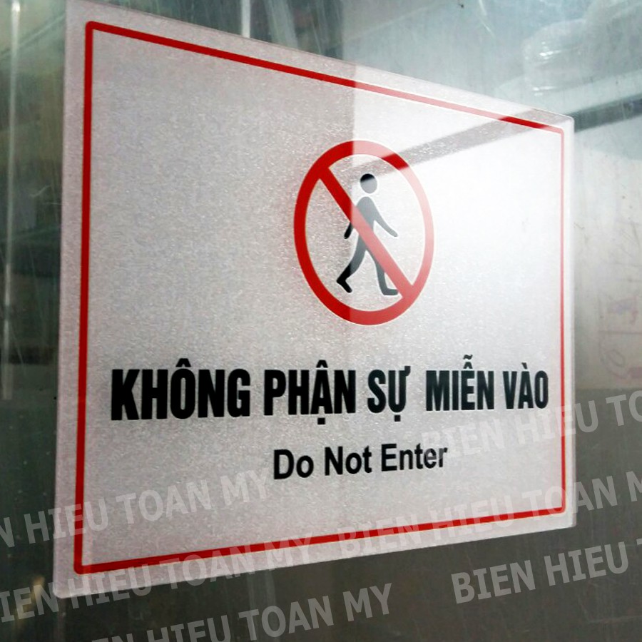 Không Phận Sự Miễn Vào tiếng Anh là gì